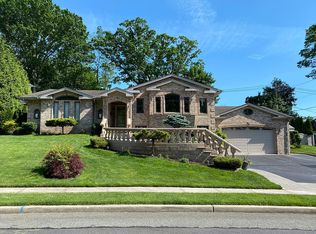 5 Huckelberry Ln, Oyster Bay, NY 11771