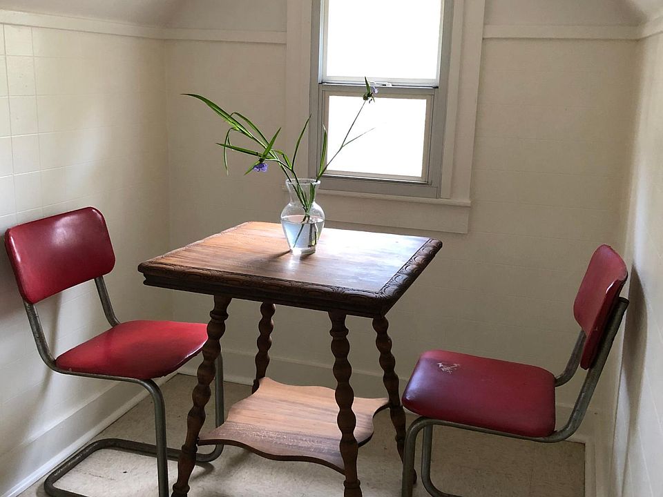 Dining nook off kitchen.