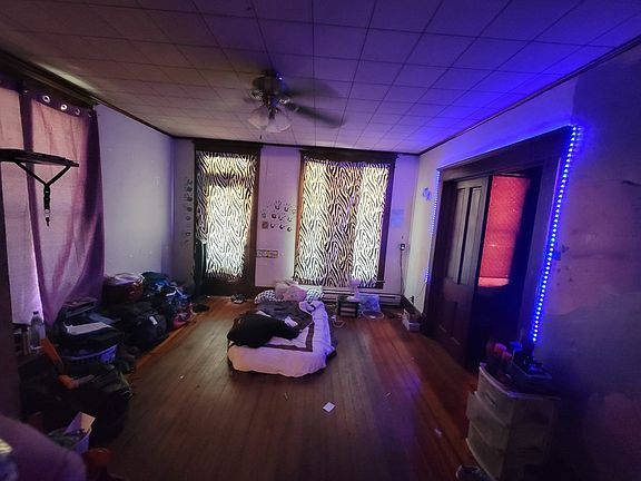 3rd image of 900 E 9th St