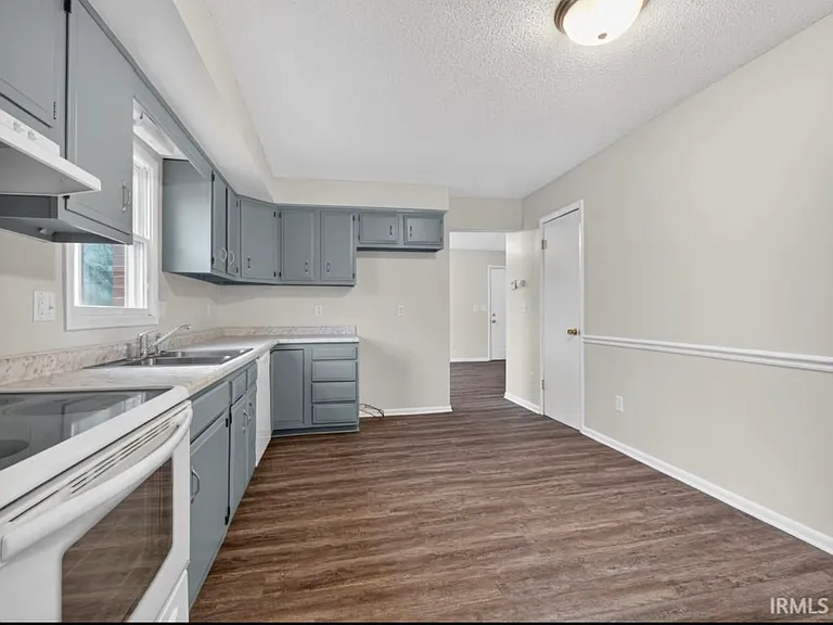 924 E Washington Center Rd — Photo 11