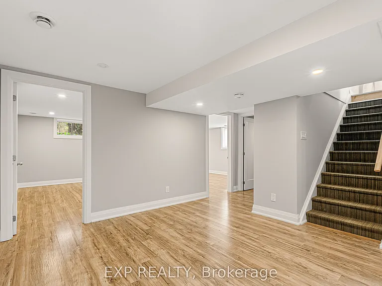 10 Queen Anne Cres — Photo 33