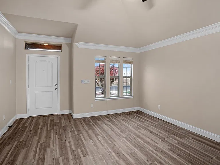 908 Purdue St — Photo 2