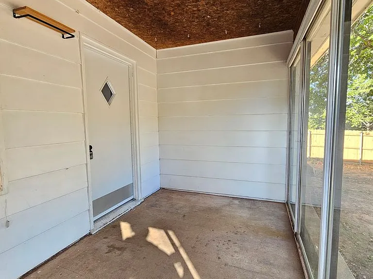 904 W Grant St — Photo 2