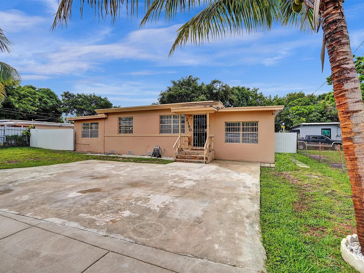 3 bed, 1.0 bath, 942 sqft, $3,200 — Photo 4
