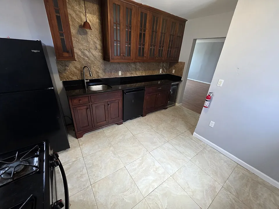 242 Hillcrest Ter