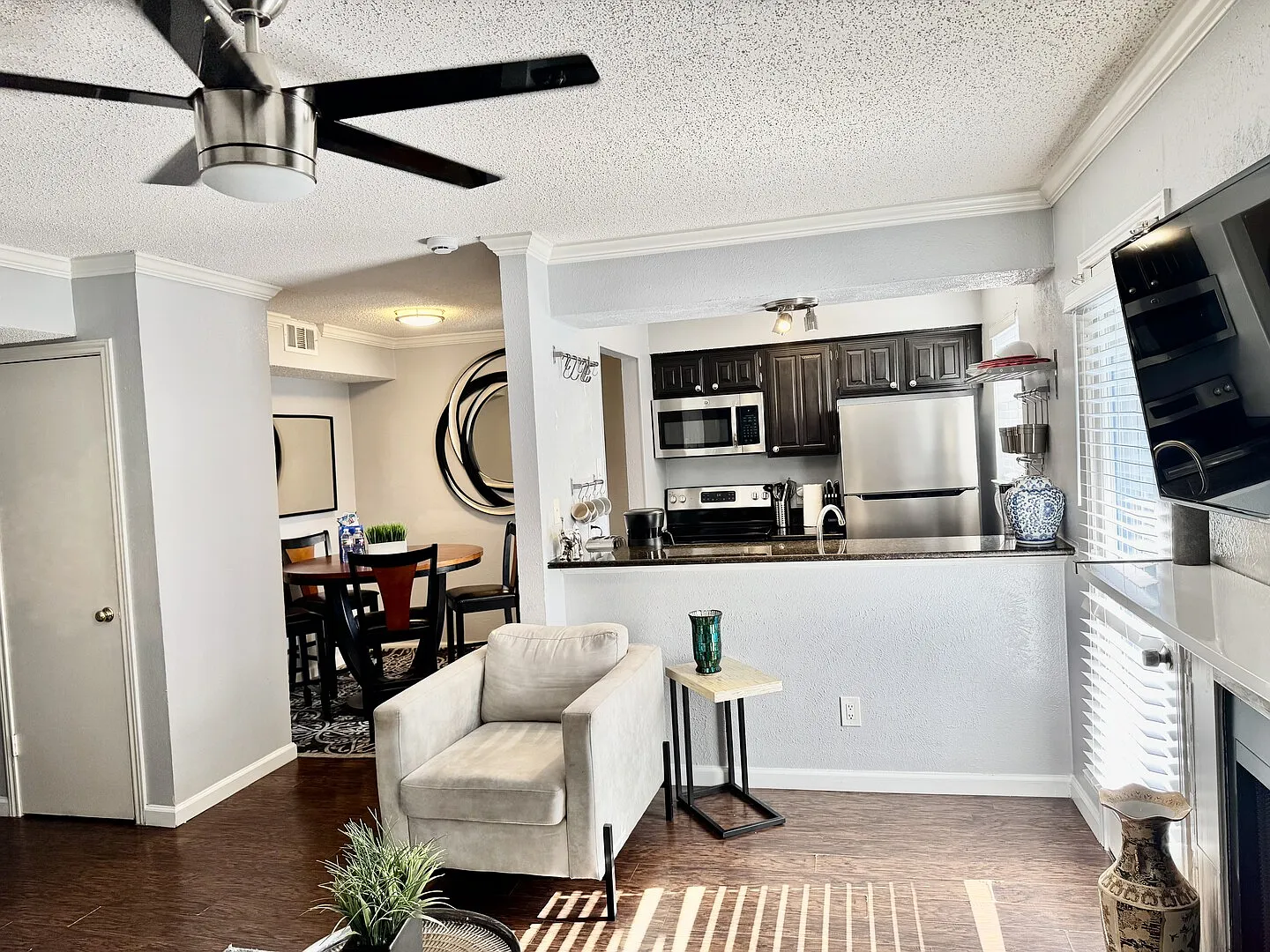 I14 World Cup Stay - 18 min to AT&T - Sleeps 4 - Public Transit — Photo 3