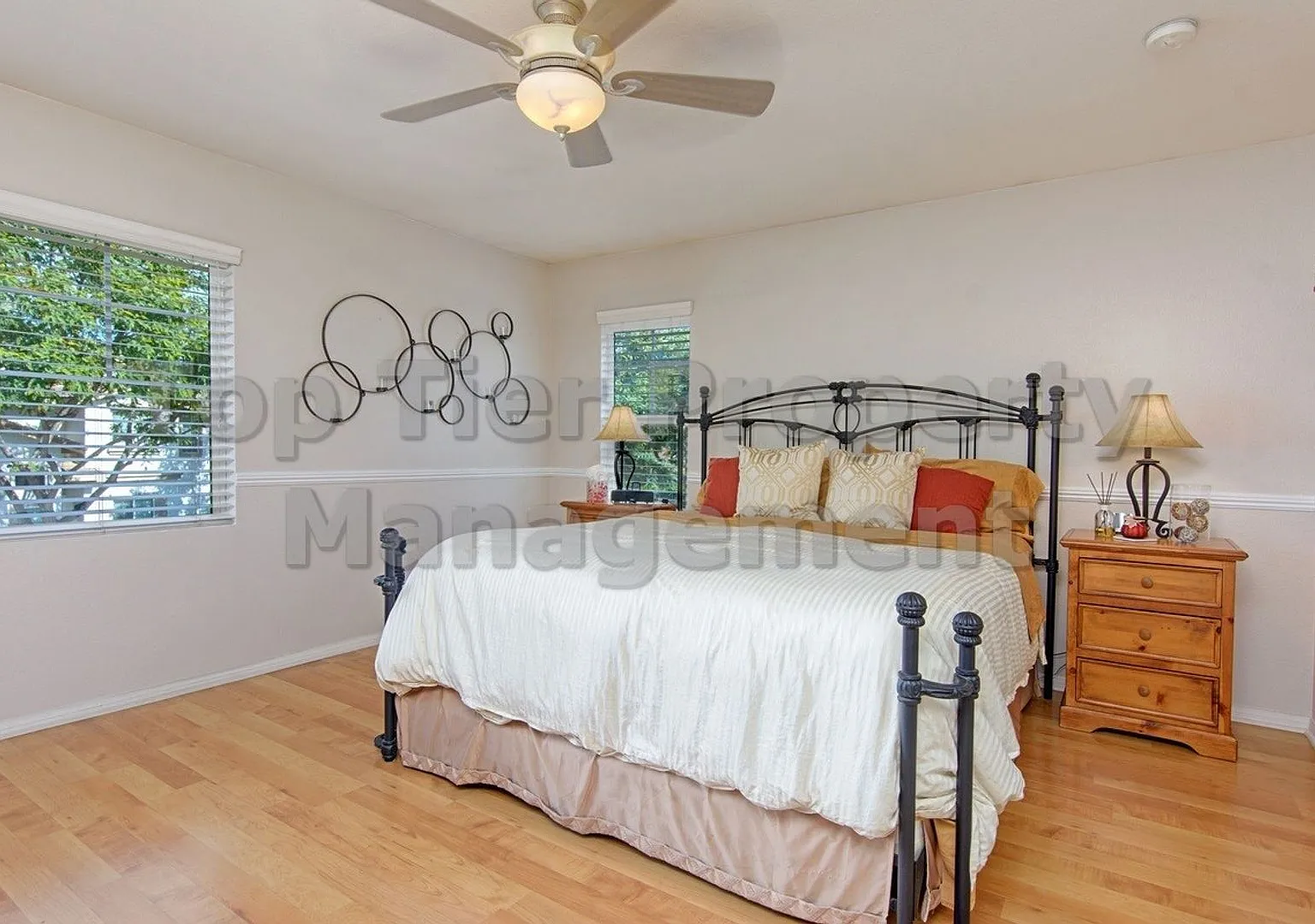 Beautiful 3 bed / 2.5 bath Townhome in Great Neighborhood - Available 10/15 — Photo 4