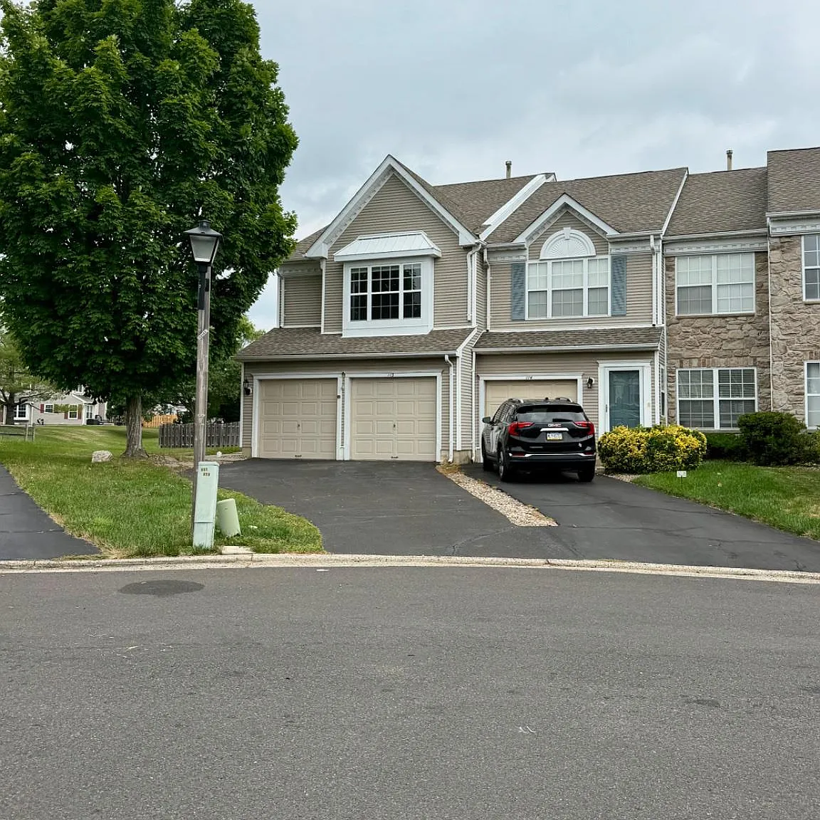 3 bed, 2.5 bath, 2580 sqft, $3,400 — Photo 2