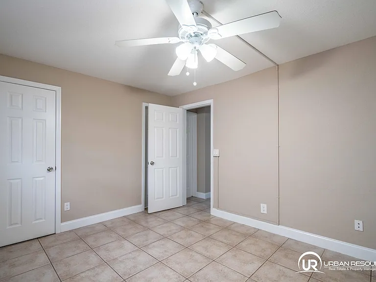 715 NE 6th St #9 — Photo 11
