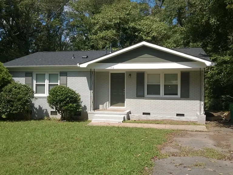 712 Edgegreen Dr — Photo 1