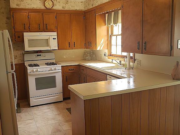 5th image of 2544 Fuller Ave NE
