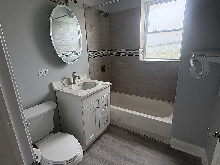843 E Marquette Rd — Photo 2