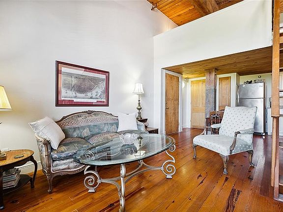 4th image of 1107 S Peters St APT 325