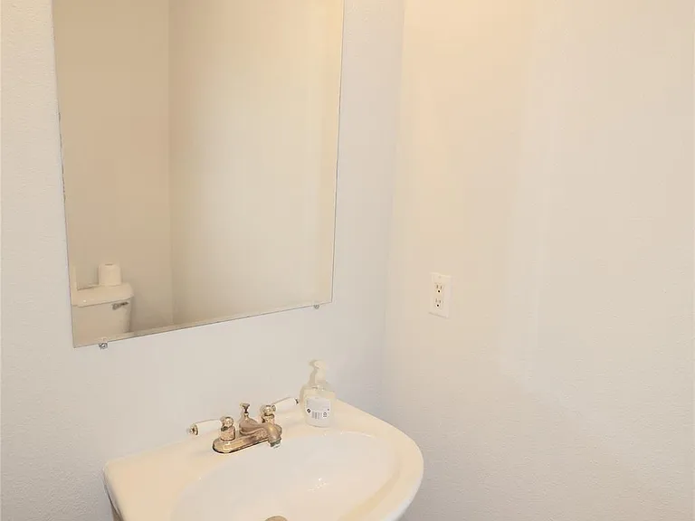 3229 Continental Dr — Photo 8