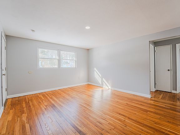 3rd image of 275 Park Rd #275