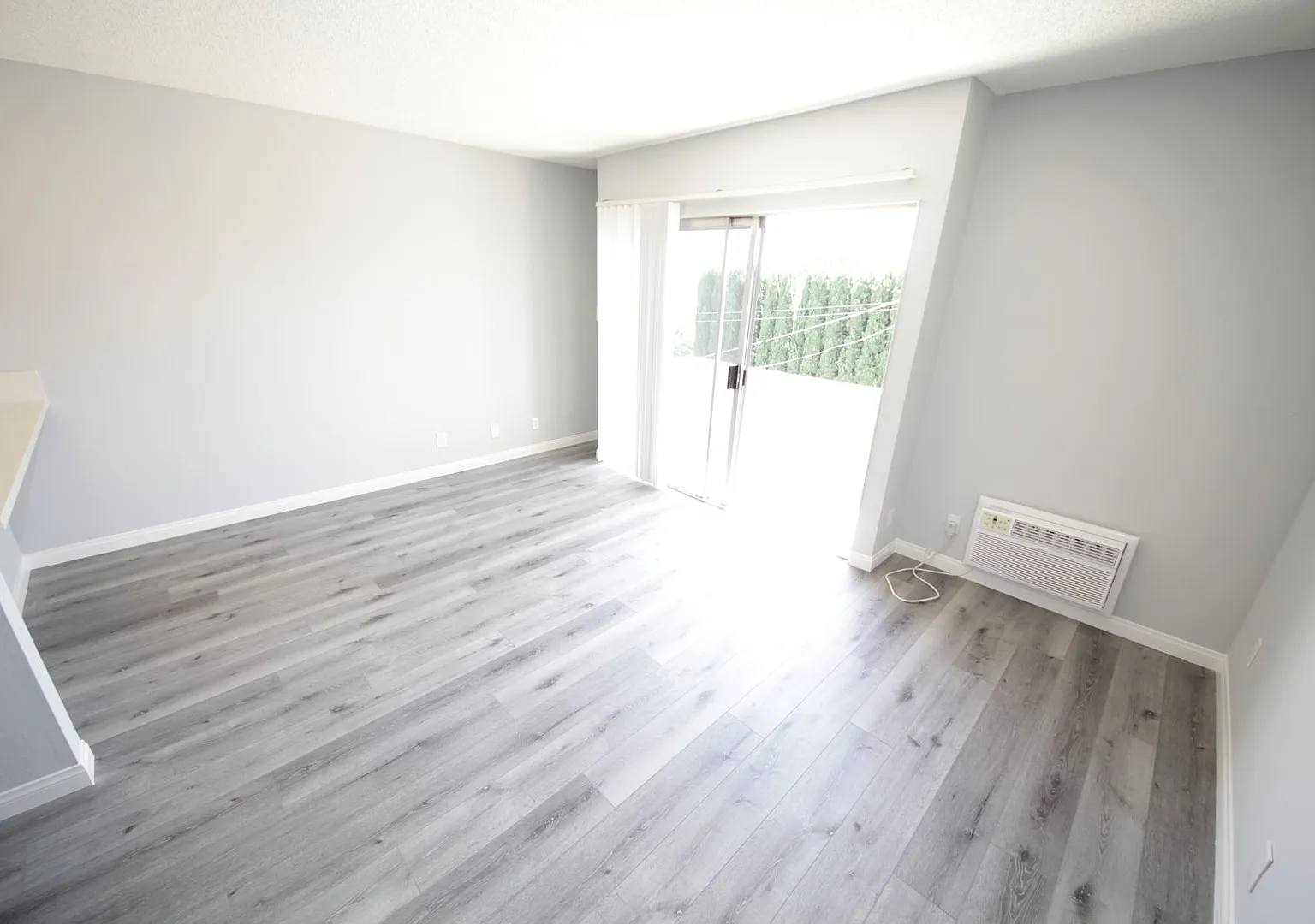 Overland Court — Photo 1
