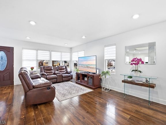 5th image of 2200 Vauxhall Rd