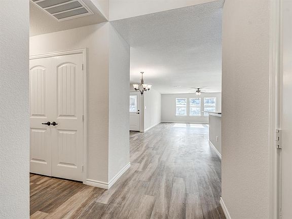 3rd image of 109 Sycamore Ct
