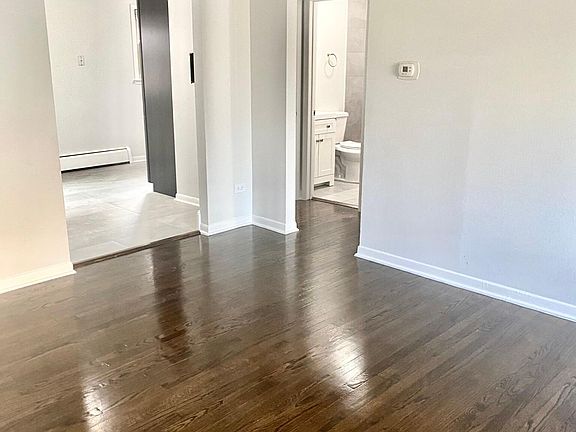 3rd image of 1719 W Greenleaf Ave #1S