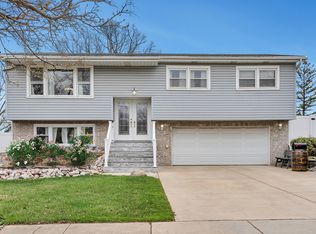 8809 Willow Rd, Hickory Hills, IL 60457