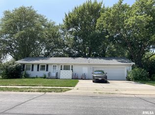 604 S 3rd St, Eldridge, IA 52748