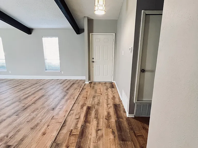 2102 Richwood Dr — Photo 3