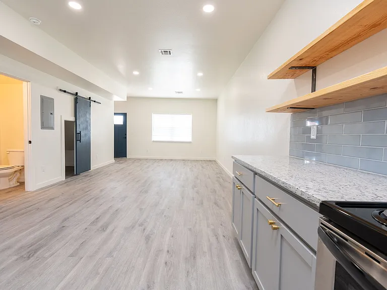 2885 N Oliver St — Photo 23