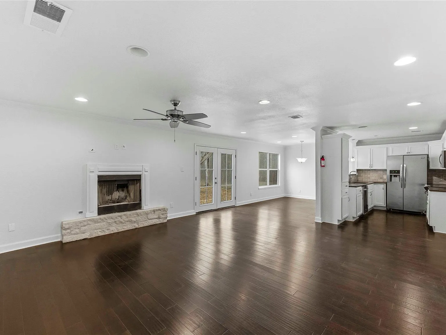 3 bed, 2.0 bath, 1541 sqft, $3,200 — Photo 4