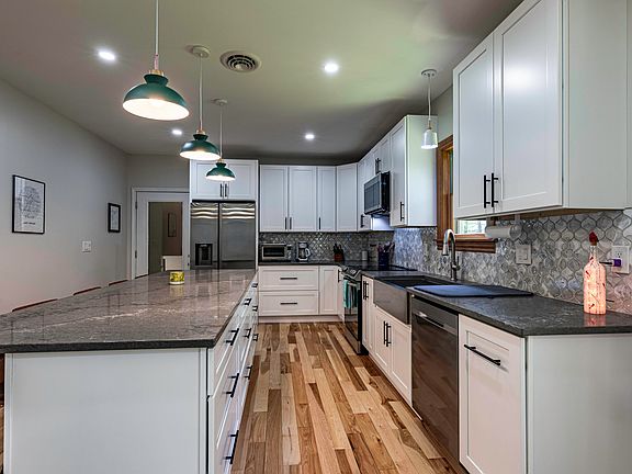 5th image of 140 Forge St
