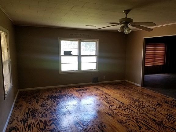 3rd image of 304 E Crow Ave