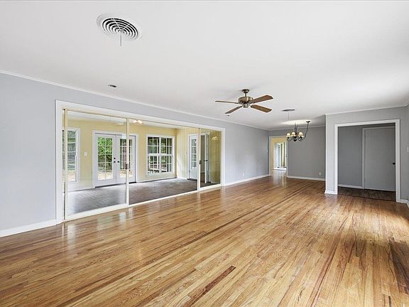 4th image of 5590 Clinton St