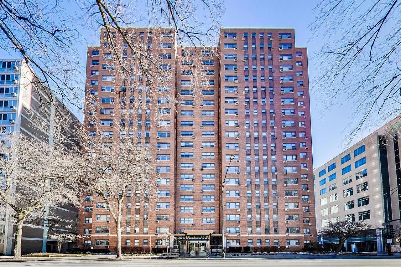 2909 N Sheridan Rd — Photo 2