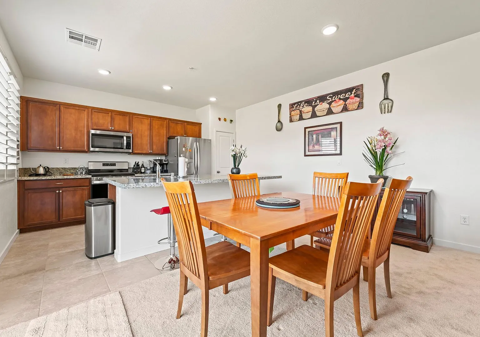 Fully Furnished Modern Townhome with Flexible Leases and All Utilities Included — Photo 4