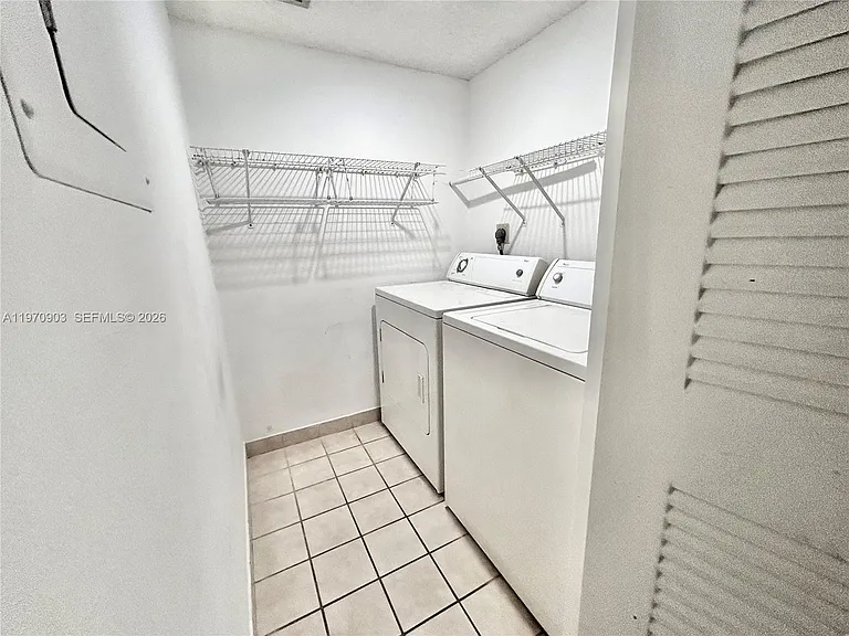 400 Palm Cir W #201 — Photo 10