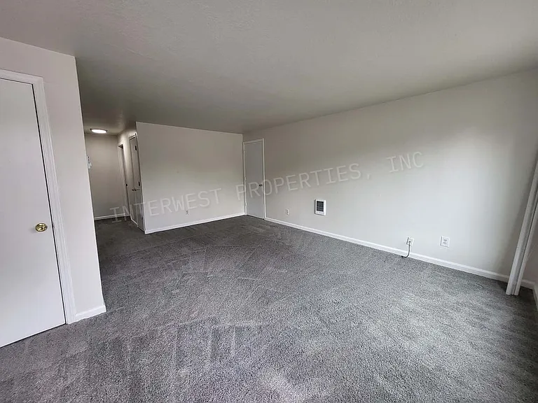 8231 N Fessenden St — Photo 3