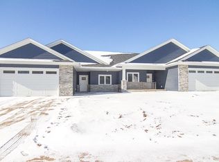 825-827 10th St, Kalona, IA 52247