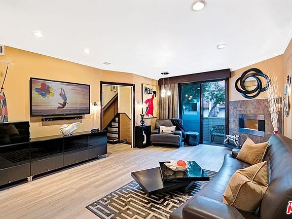 5th image of 6540 Hayvenhurst Ave Unit 9