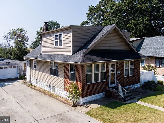 4th image of 912 Woodlawn Ave