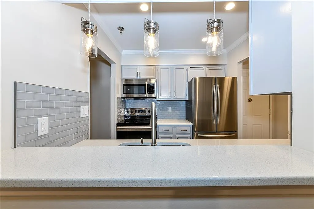 1 bed, 1.0 bath, 760 sqft, $2,448 — Photo 2
