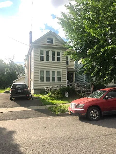 3 bed, 1300 sqft, $2,100 — Photo 1