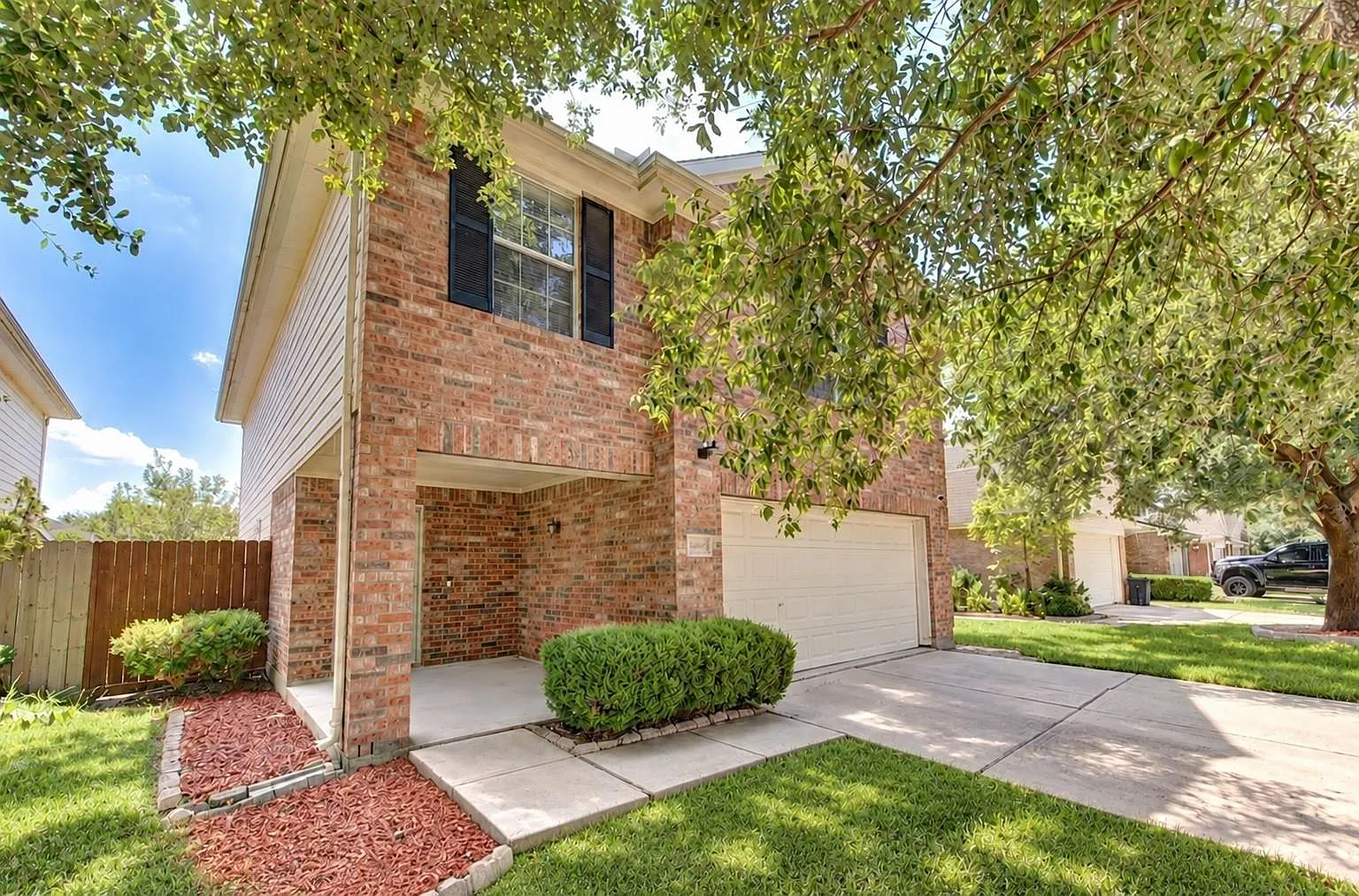4 bed, 2.5 bath, 2103 sqft, $2,200 — Photo 2