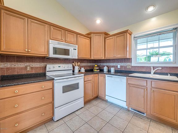 4th image of 4647 Caribou St