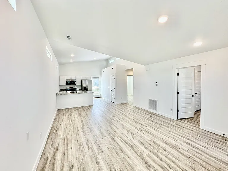 1101 States Ave — Photo 4