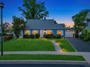 8 Lilac Ln, Levittown, NY 11756