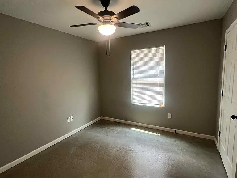 206-208 N Wall Ave — Photo 14