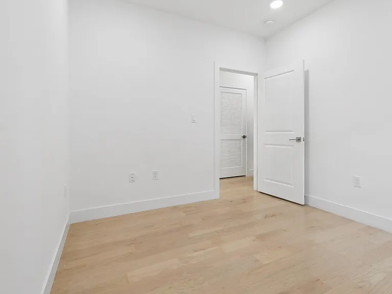 131 Zabriskie St — Photo 28
