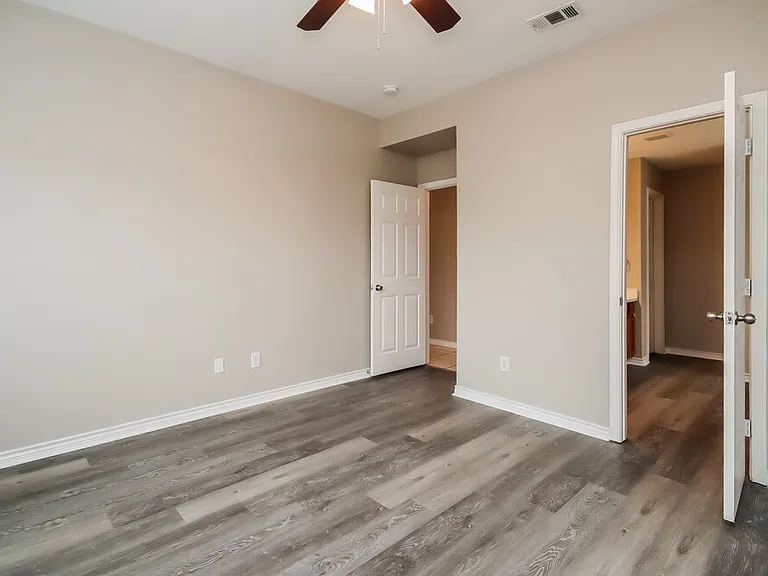 1420 Castlegar Ln — Photo 11