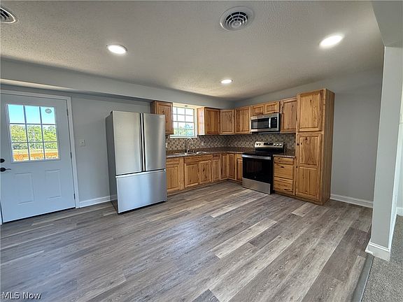 3rd image of 1068 E Poplar St