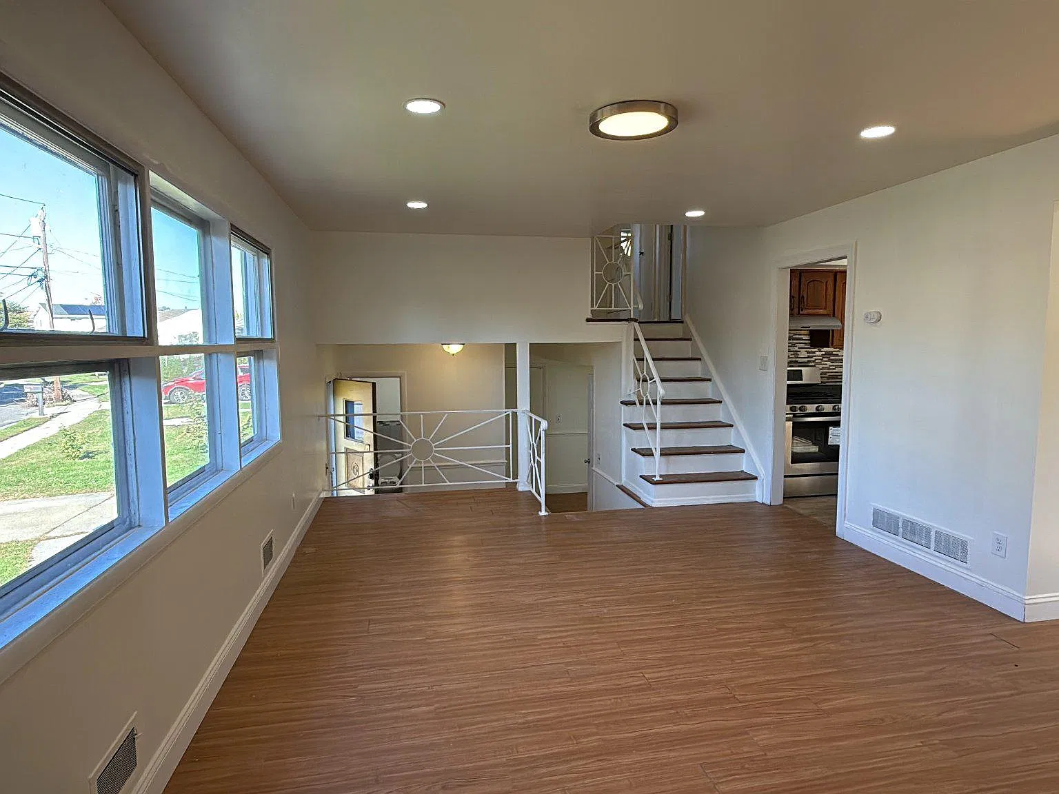 3 bed, 1.5 bath, 1353 sqft, $3,600 — Photo 2