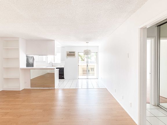 2nd image of 1011 Palm Ave APT 404